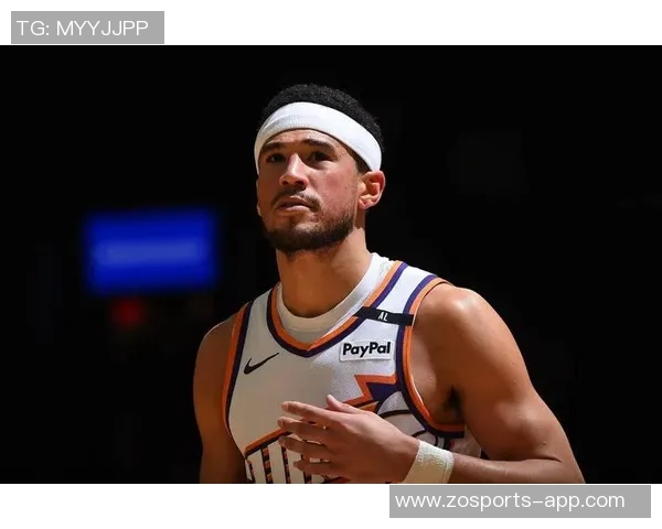 布克半场展现得分能力9投4中贡献14分2板5助表现抢眼 布克半场展现得分能力9投4中贡献14分2板5助表现抢眼