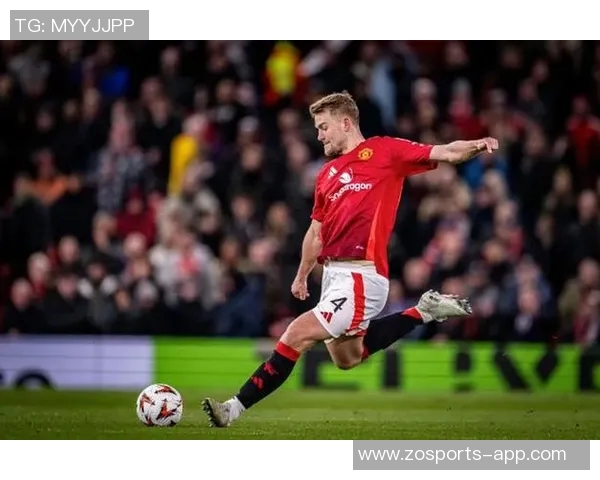 德里赫特社交媒体分享庆祝照片感谢曼联球迷支持艰难比赛后的喜悦